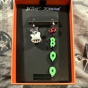 NIB BETSEY JOHNSON MISMATCHED BOO GHOST GLOW IN THE DARK EARRINGS